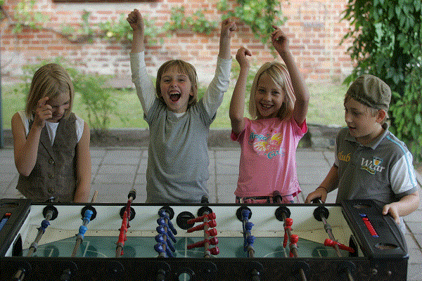 Am Kickertisch auf unserer überdachten Terrasse haben die Kinder viel Spass