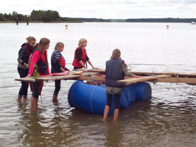 Teamprogramm Floßbau (Kl. 3-8) Floßbau: endlich aufs Wasser